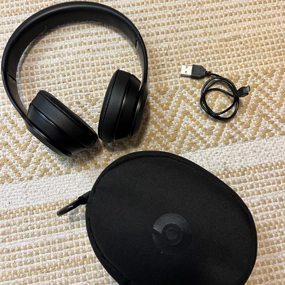 Beats Solo 3 Headphones
No issues, just got AirPods Max for my birthday!